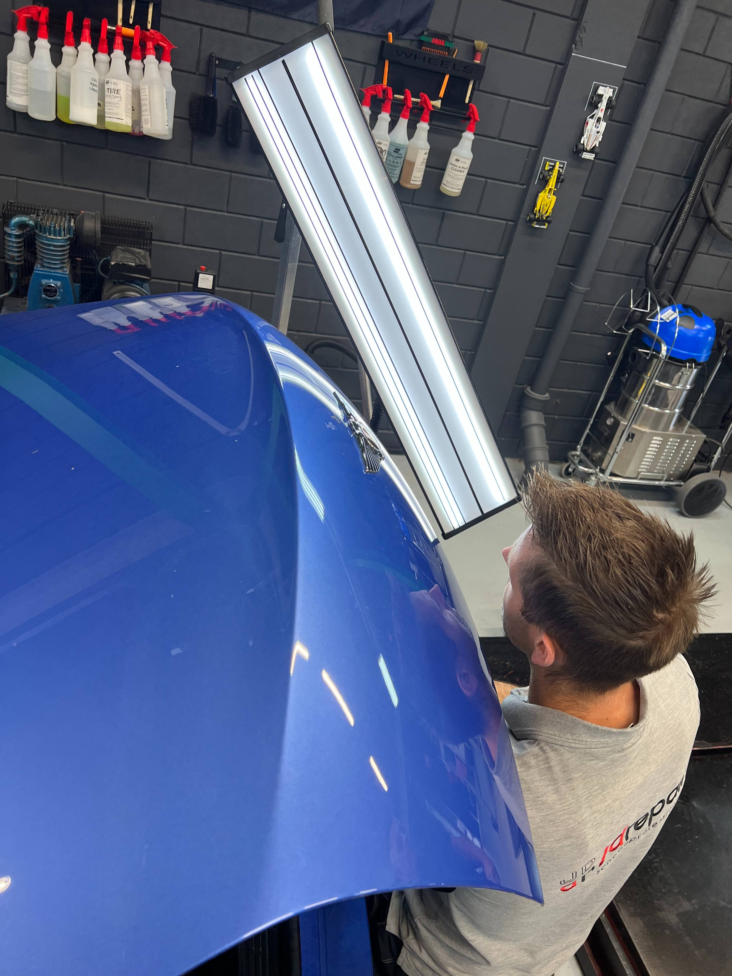 Blauwe motorkap met lamp