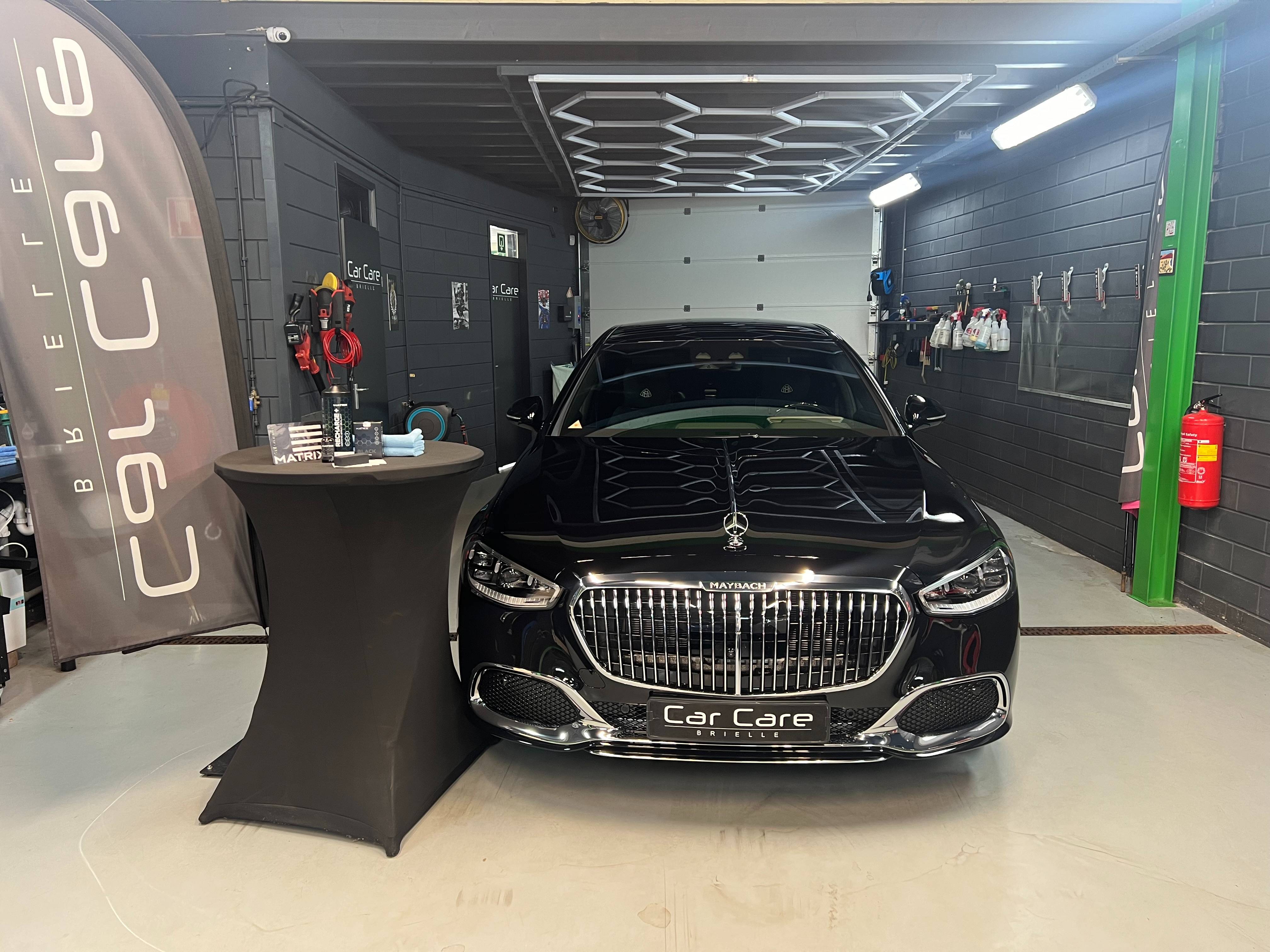 Vooraanzicht zwarte mercedes