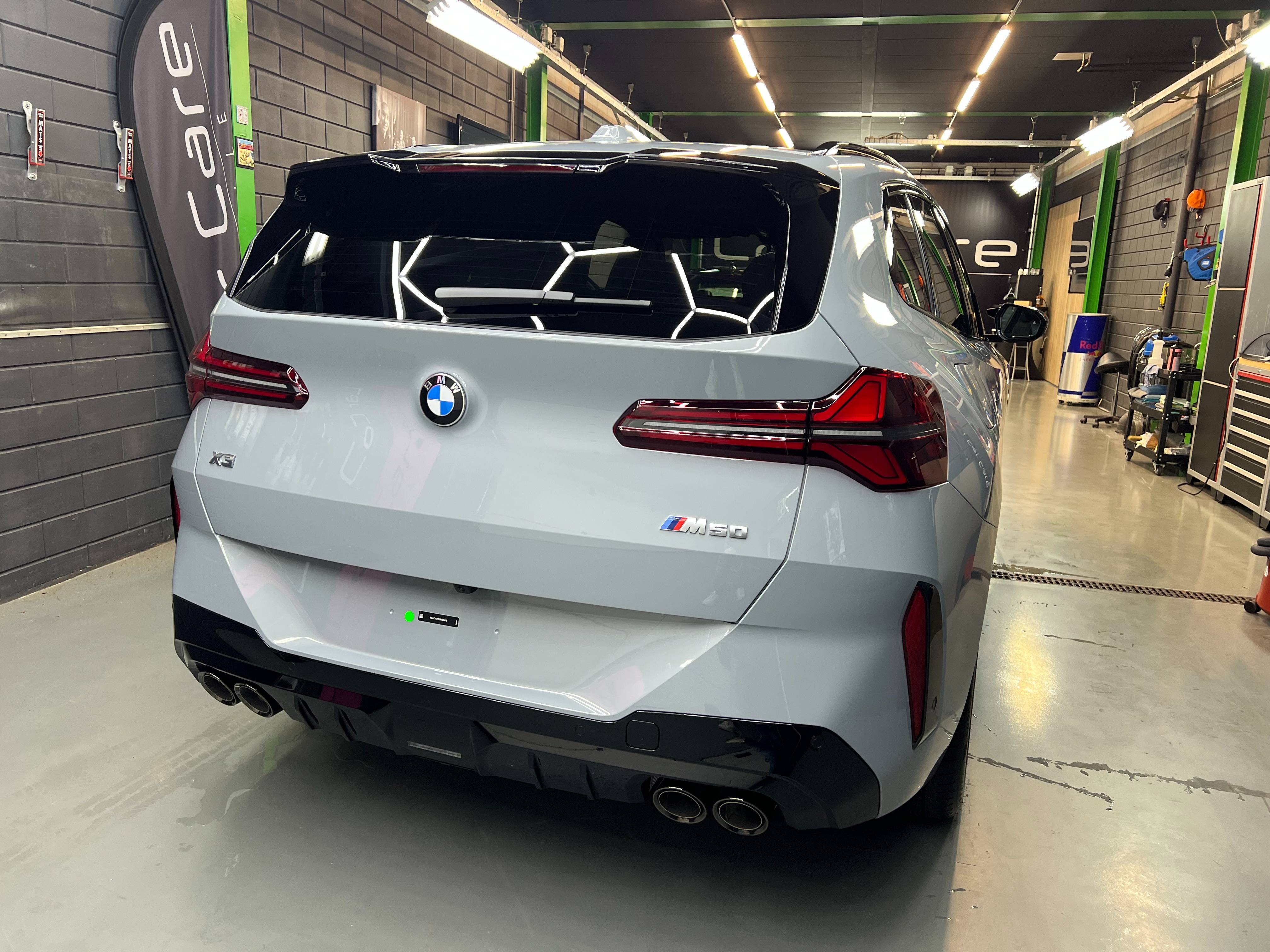 Achterkant van lichtgrijze BMW