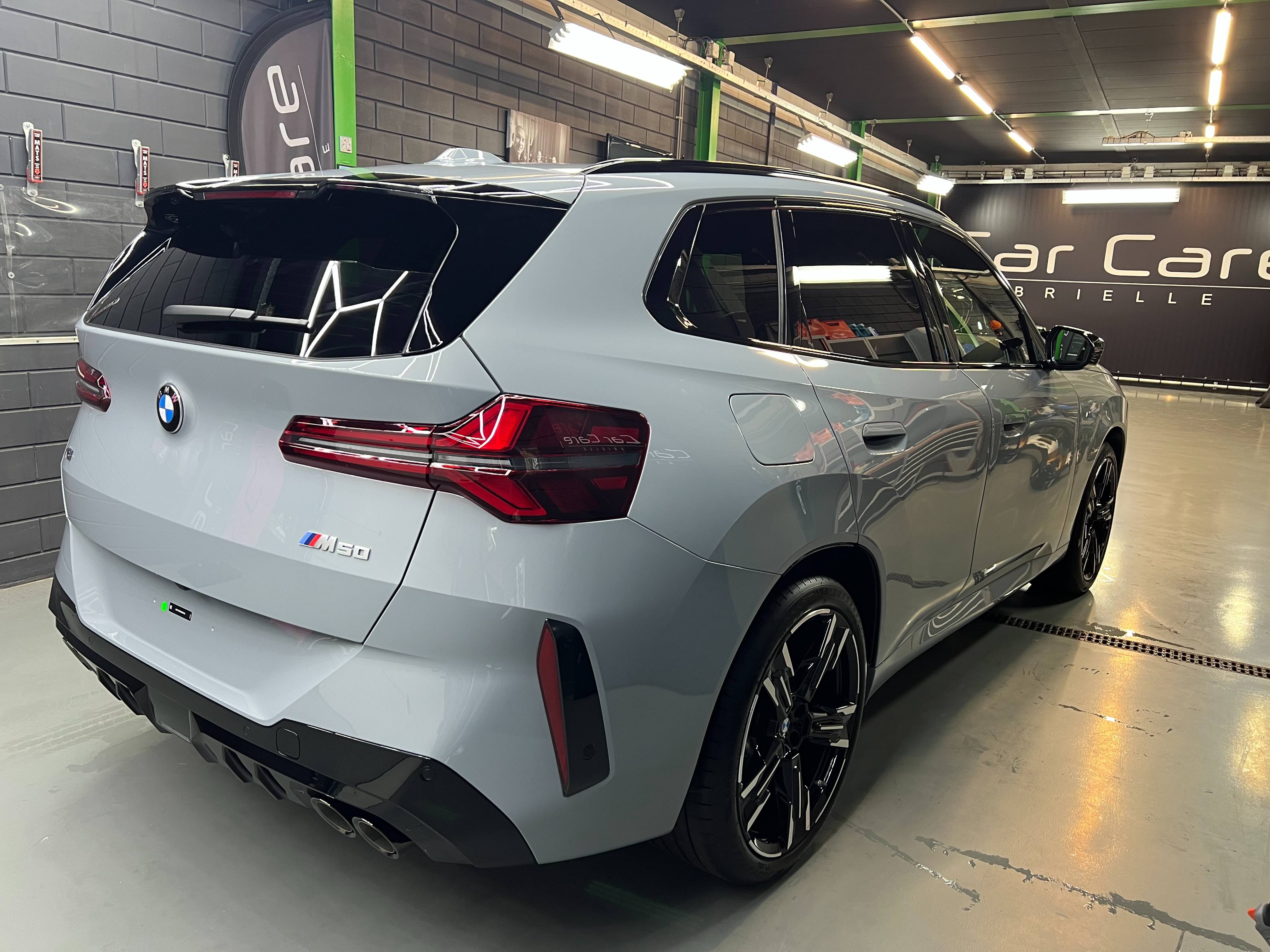 Achterkant van lichtgrijze BMW