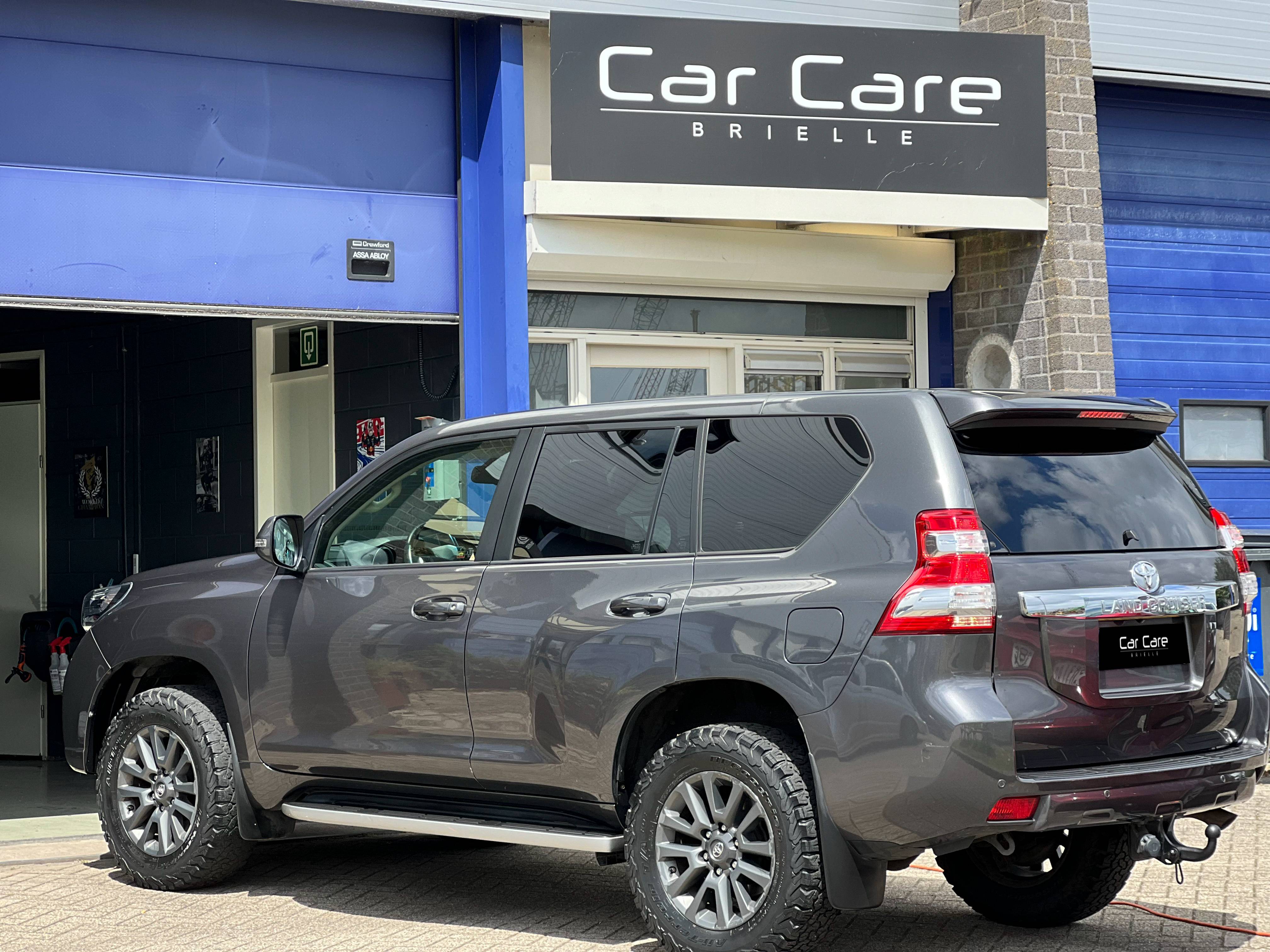 Grijze SUV