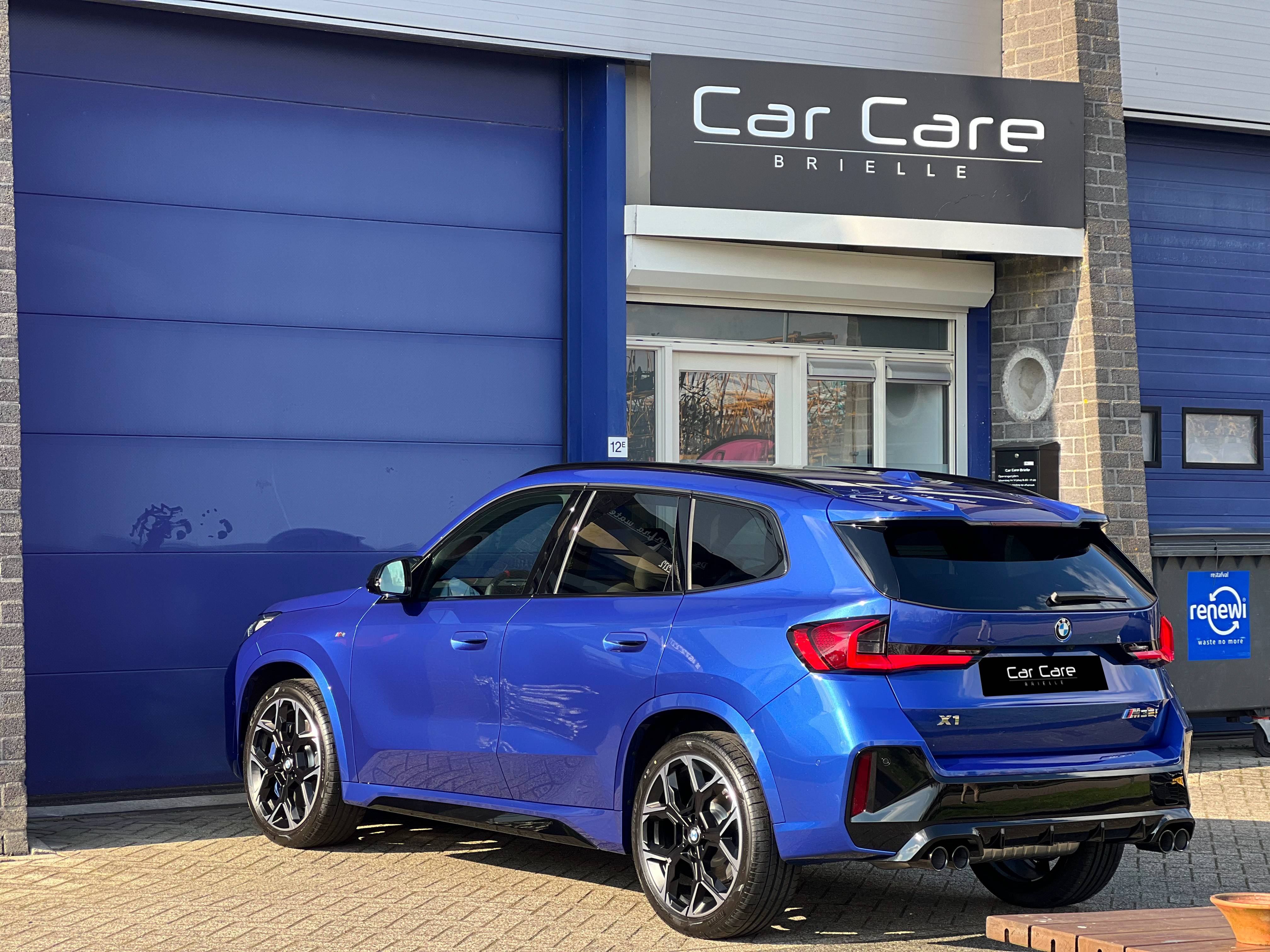 Blauwe BMW