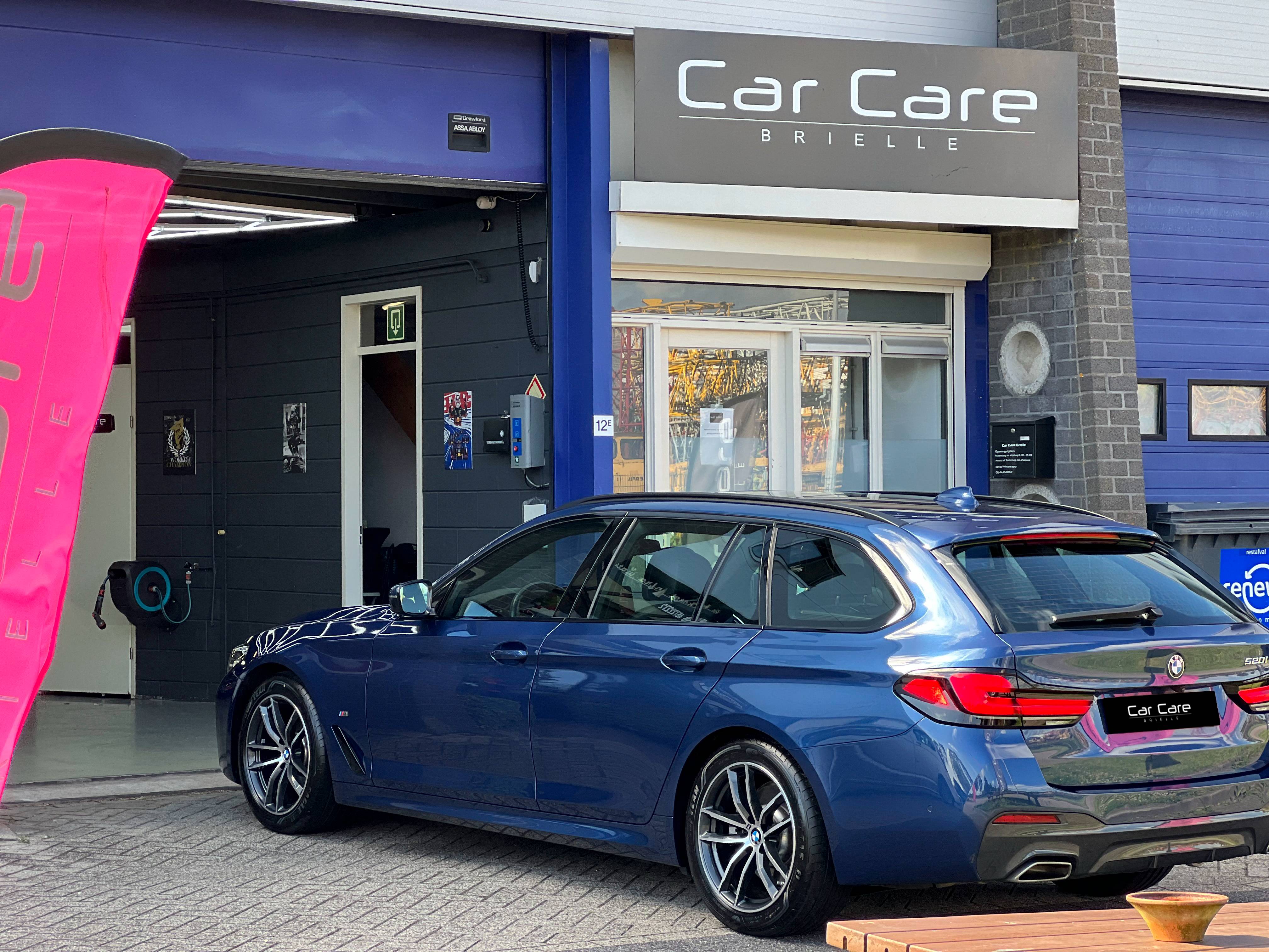 Donkerblauwe BMW