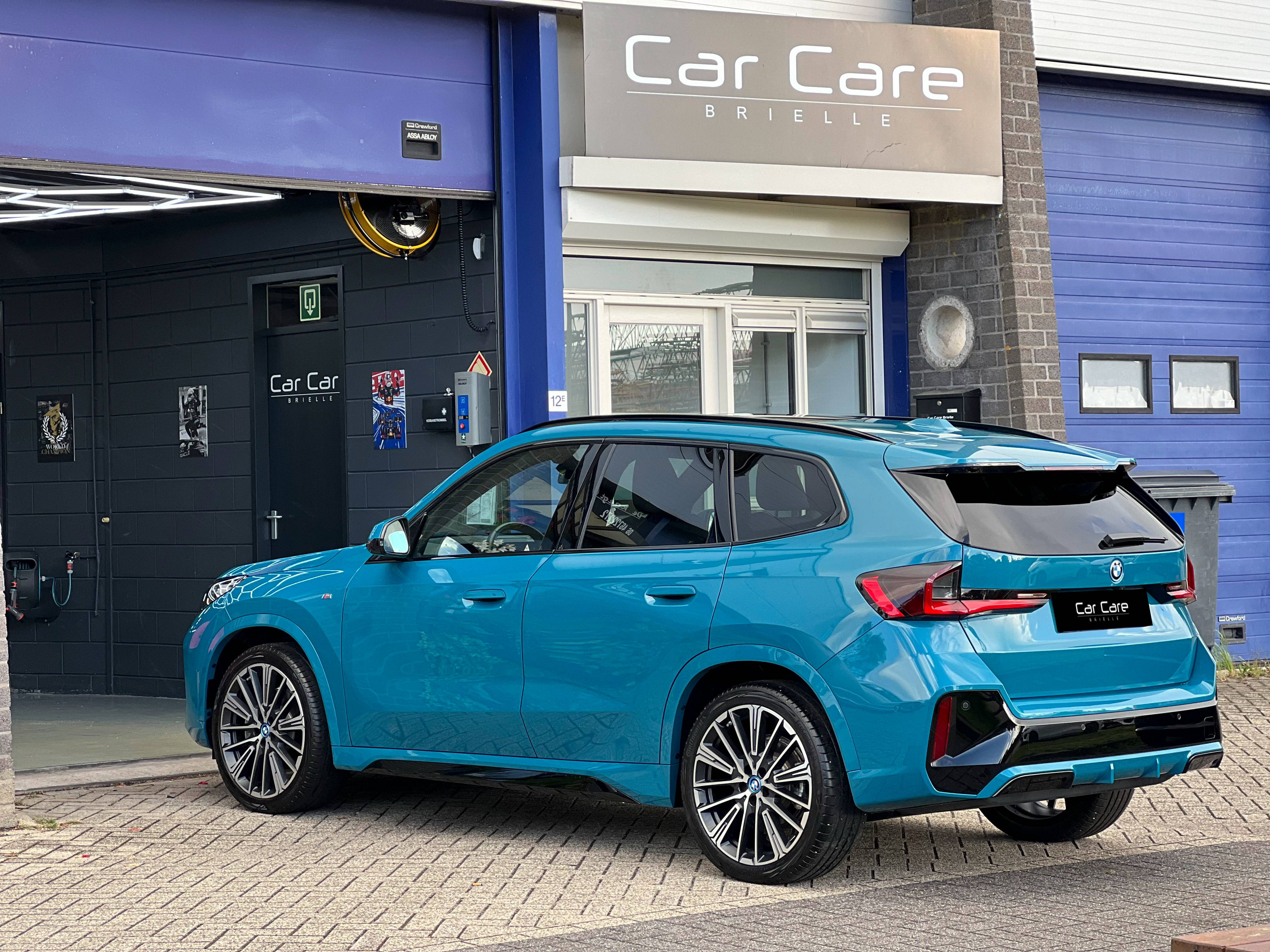 Blauwe BMW