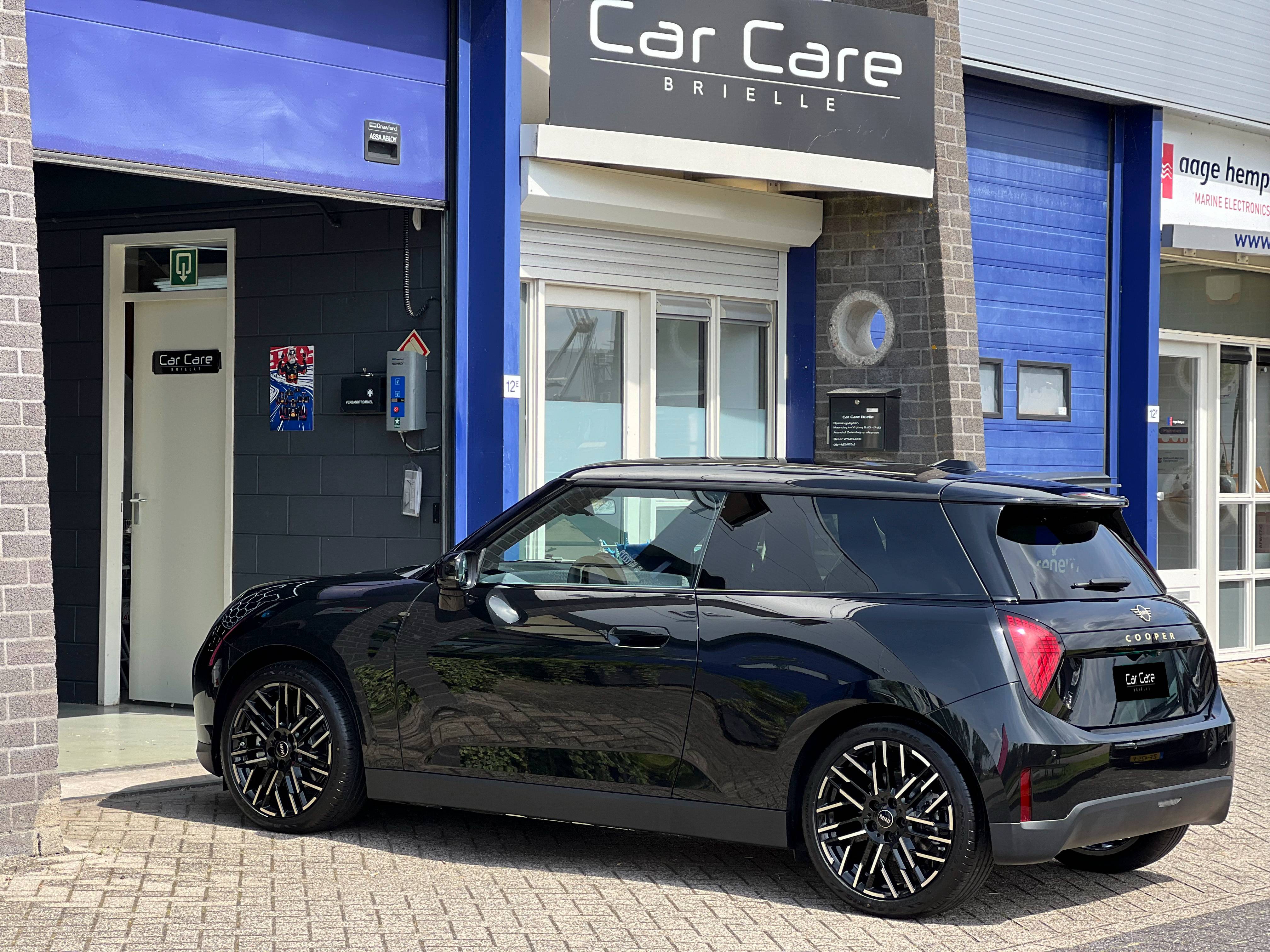 Zwarte auto bij Car Care Brielle