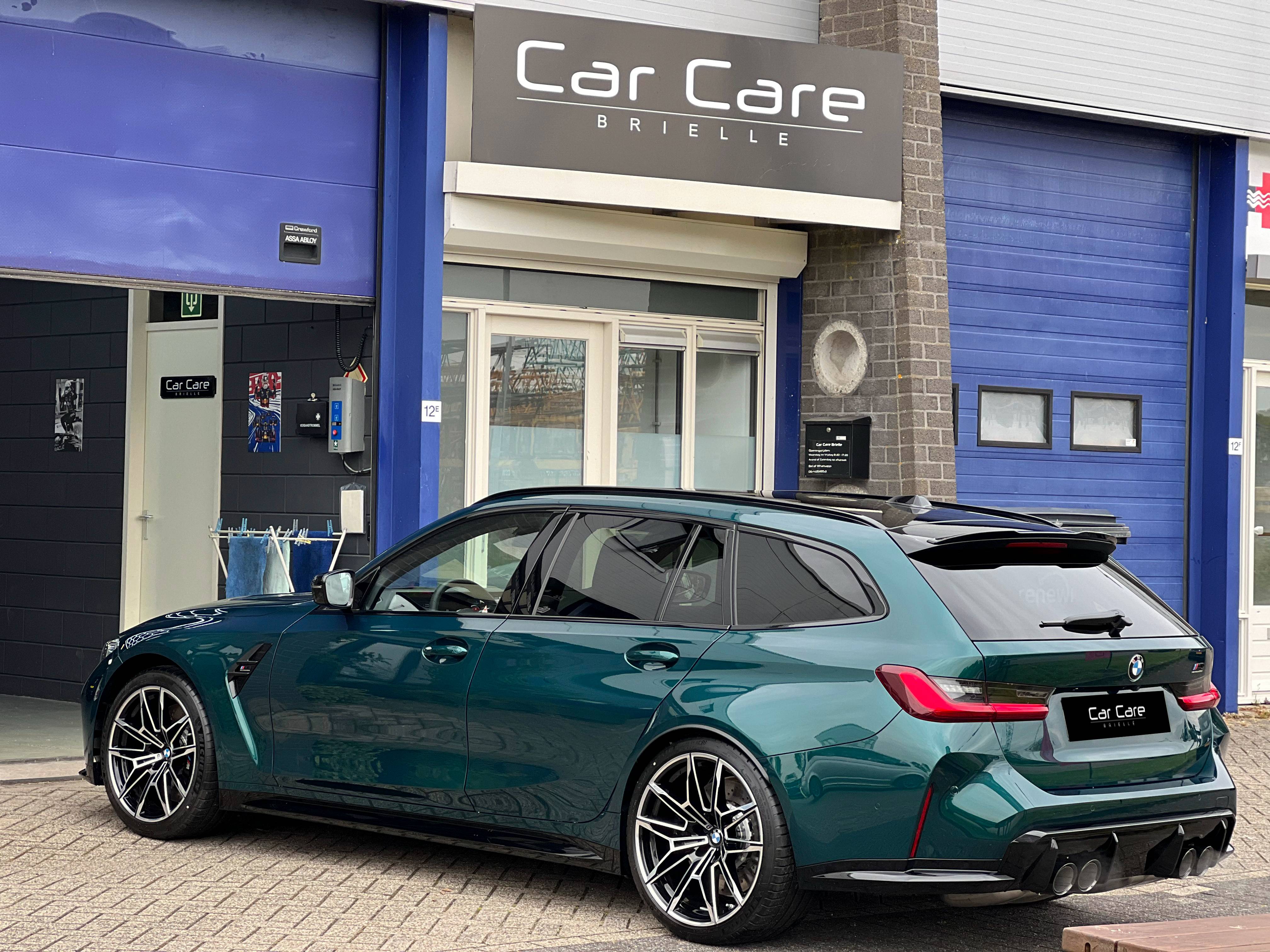 Groenblauwe BMW