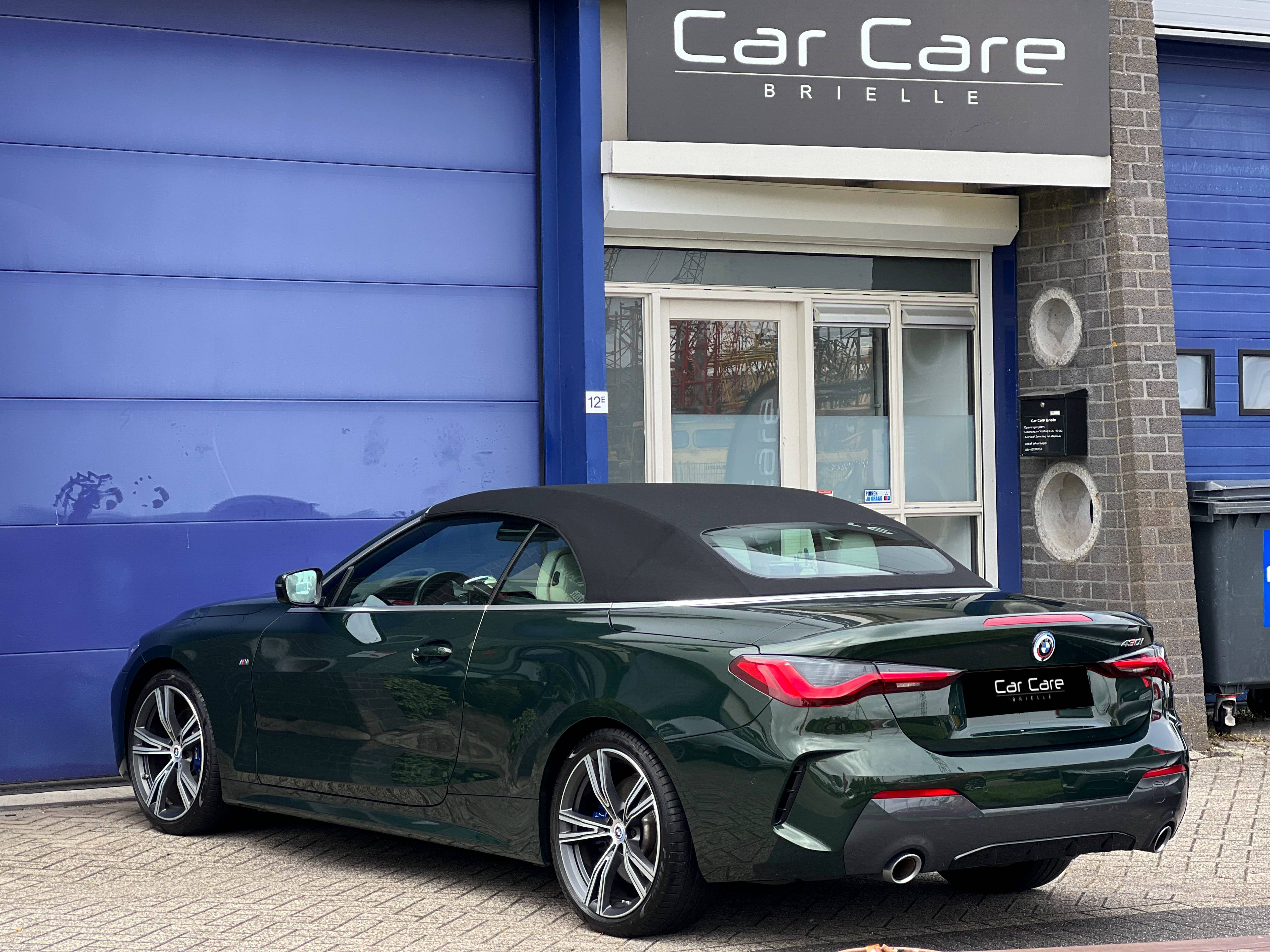 Donkergroene BMW