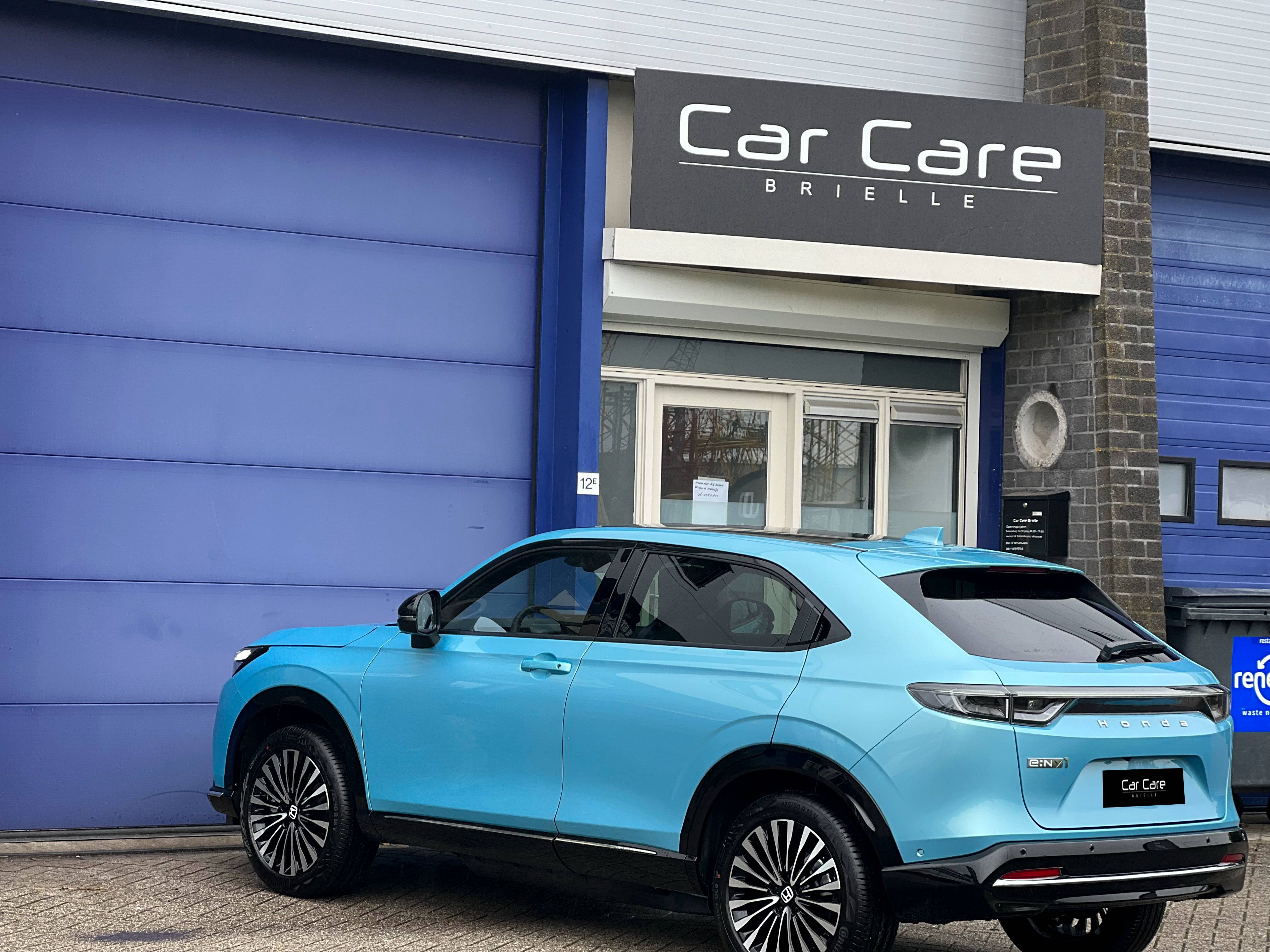 Blauwe auto bij Car Care Brielle