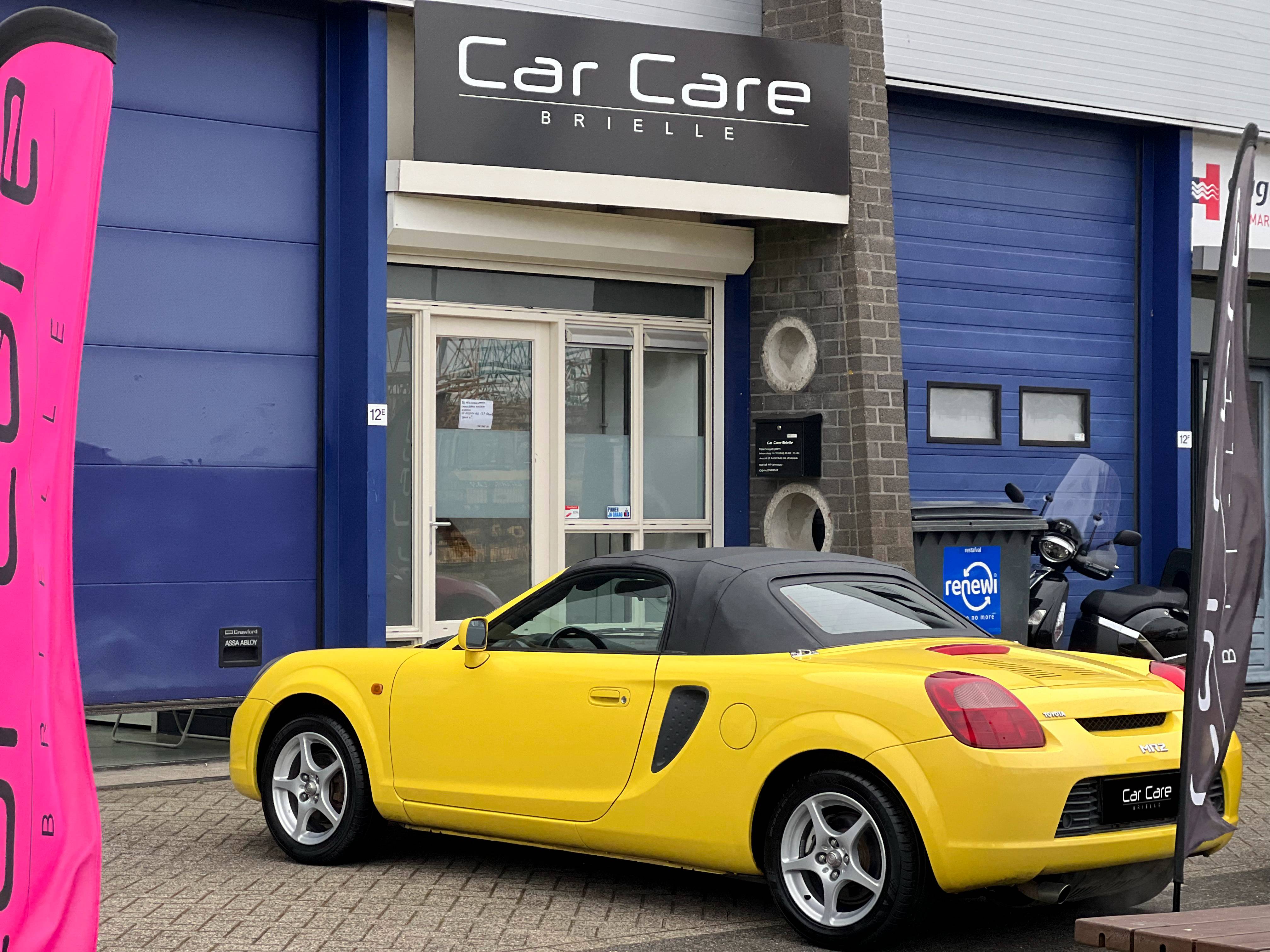 Gele auto bij Car Care Brielle