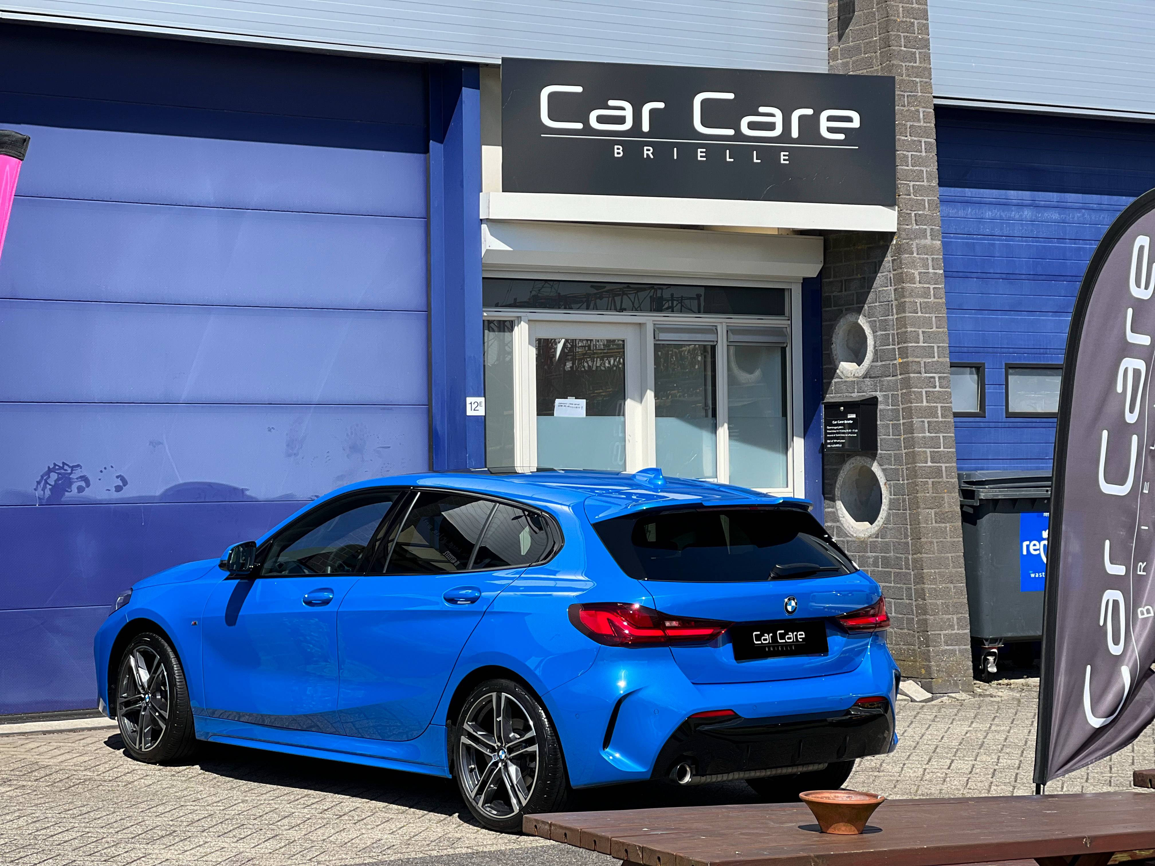 Blauwe BMW