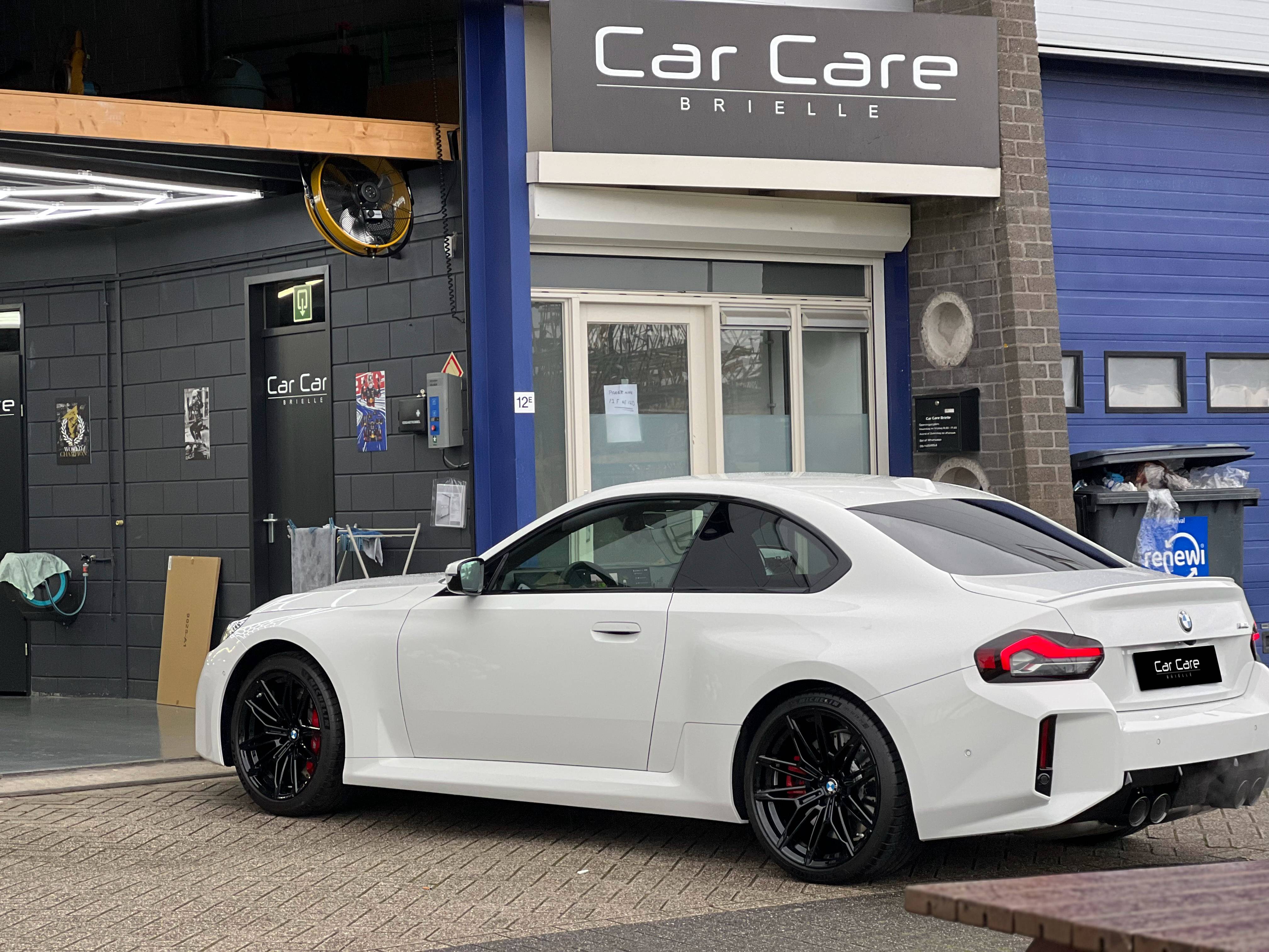 Witte auto bij Car Care Brielle