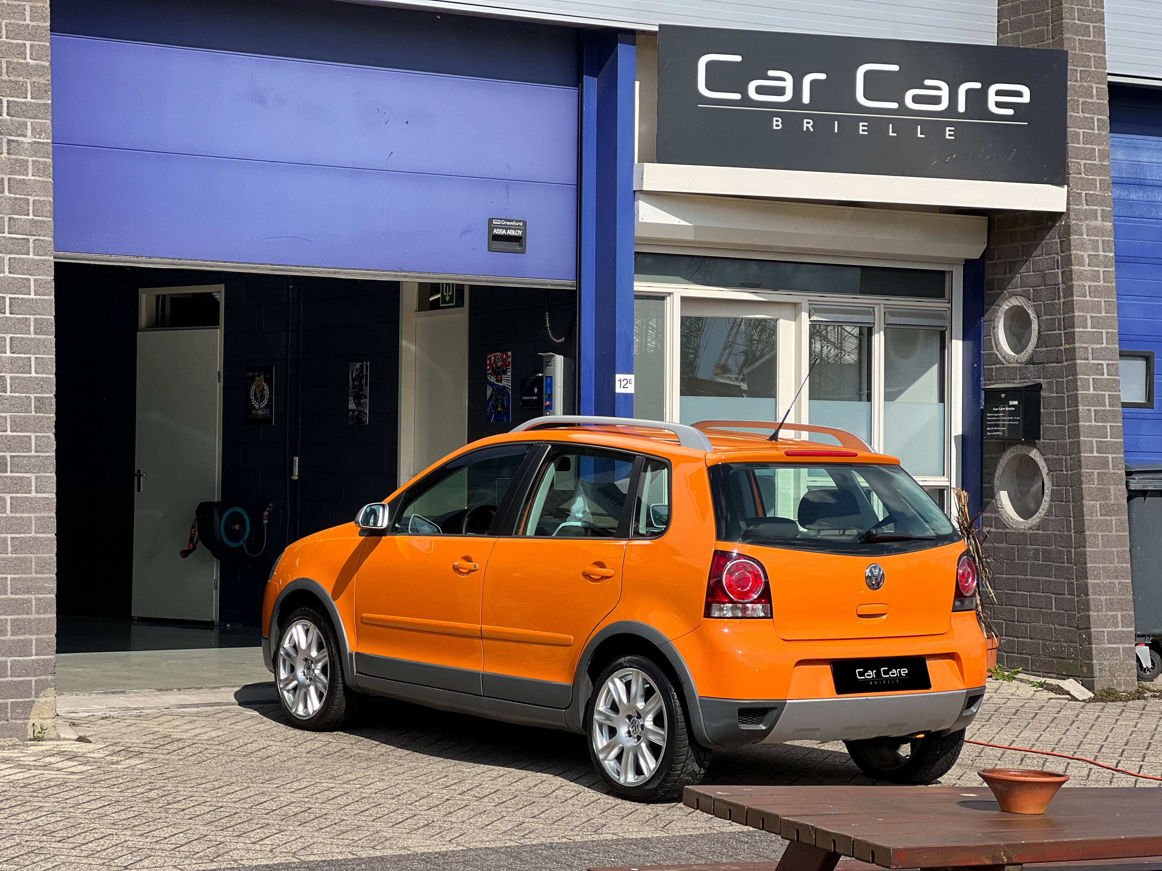 Oranje auto bij Car Care Brielle