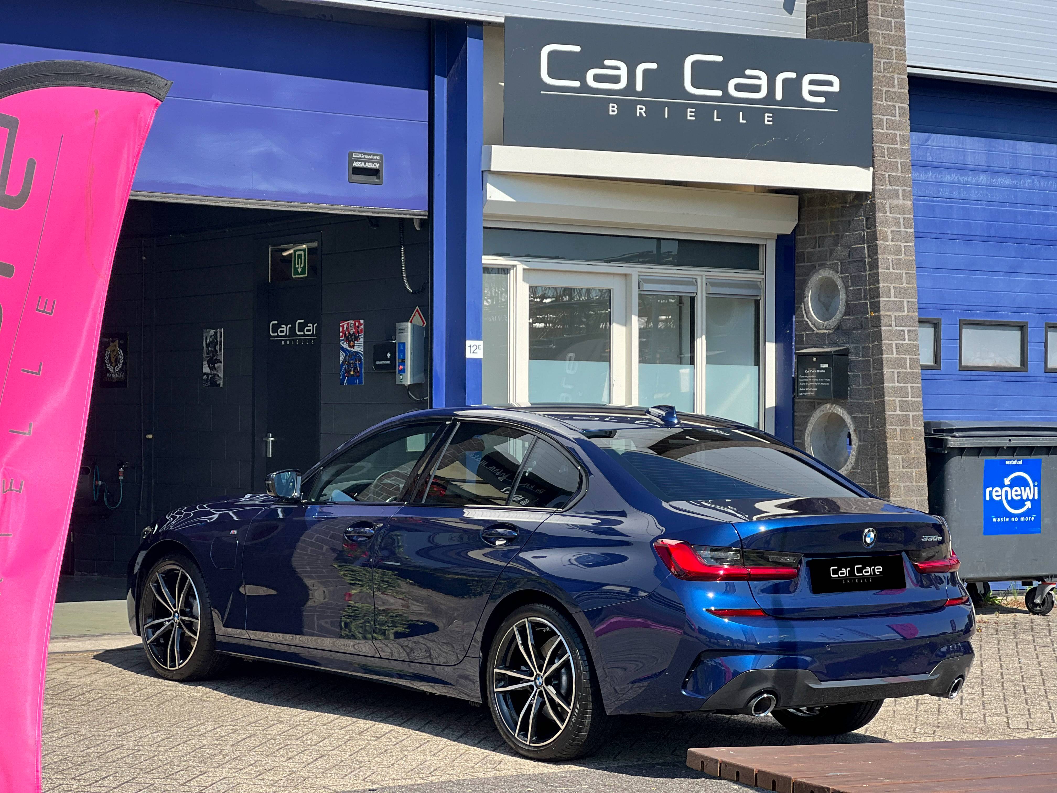 Donkerblauwe BMW
