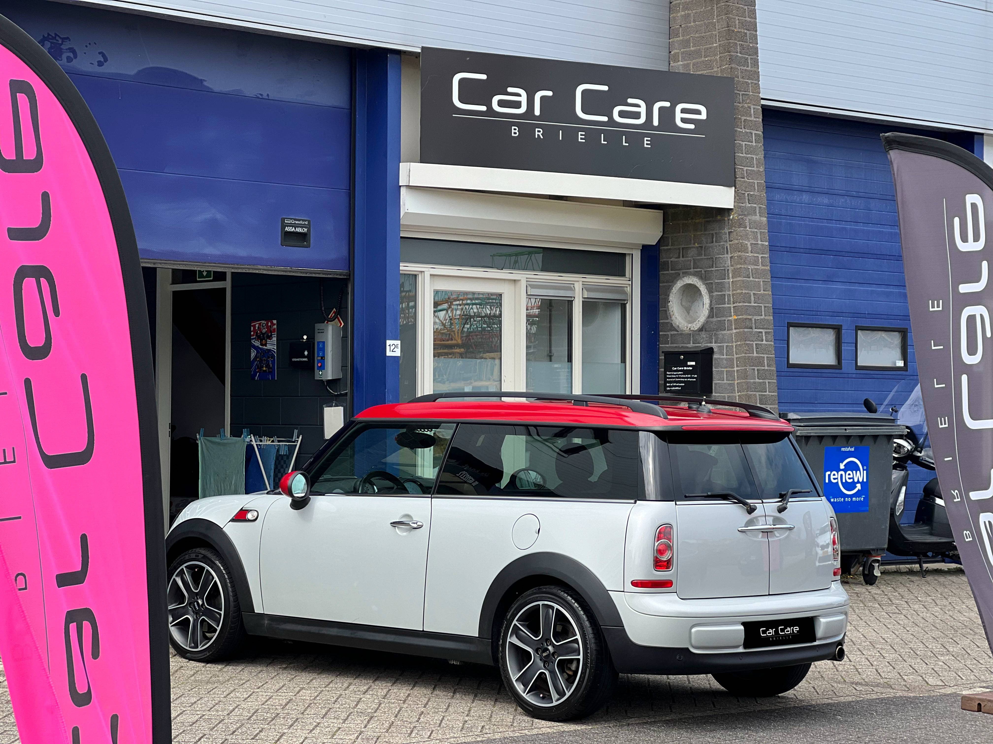 Lichte Mini met rood dak