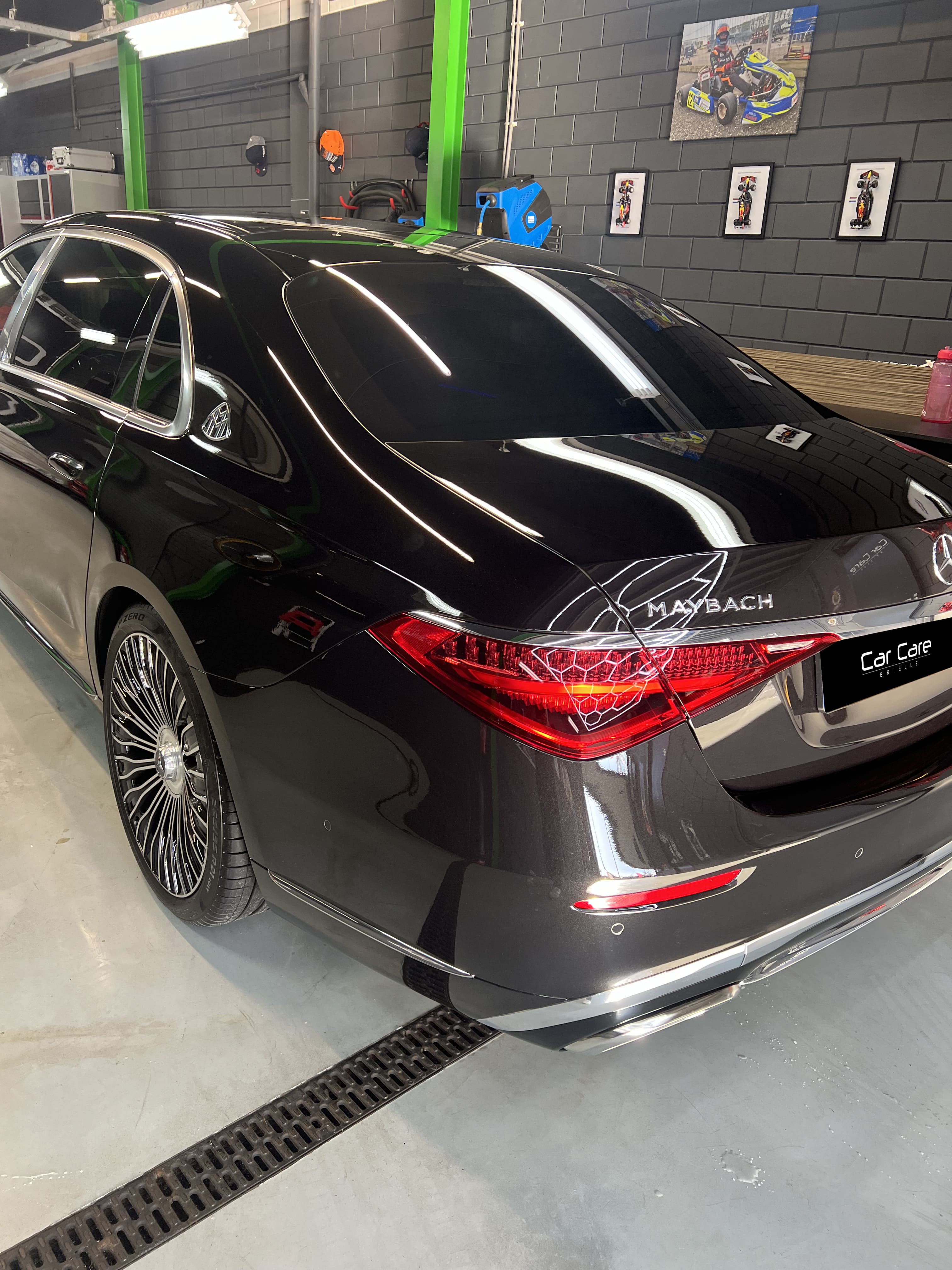 Achteraanzicht van zwarte Mercedes