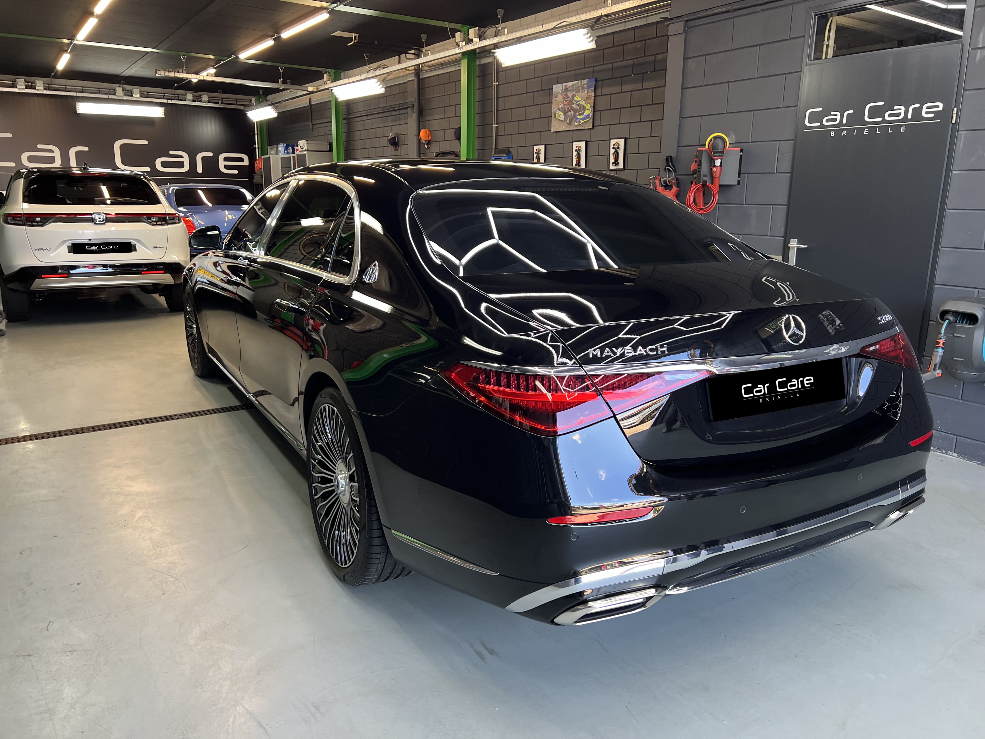 Achteraanzicht van zwarte Mercedes