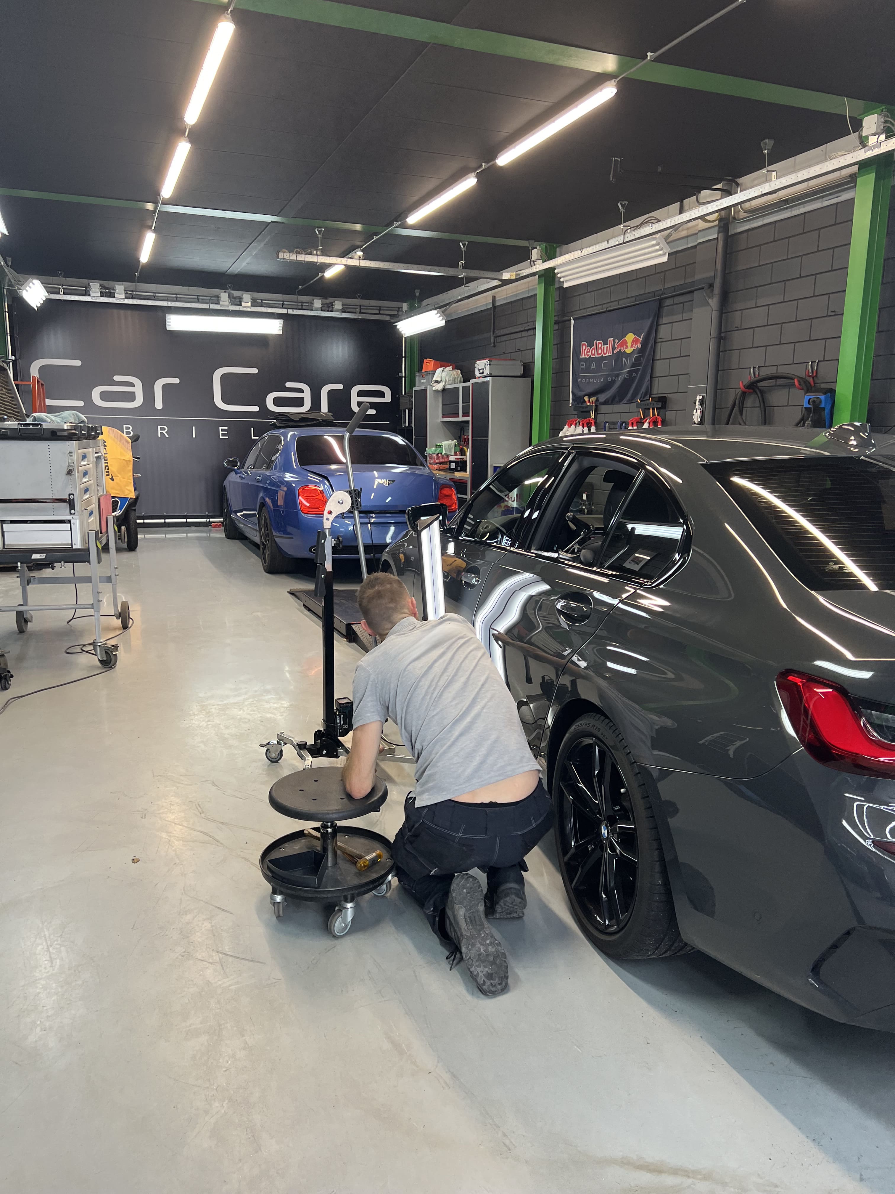 Medewerker van Car Care Brielle werkt aan auto